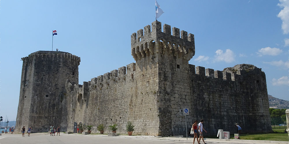 Het Kamerlengo Fort uit de 15e eeuw Trogir met het Kamerlengo Fort