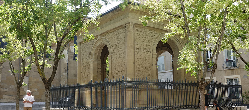 Monument Le Pendentif, 1548 uit molasse opgebouwd in Valence Monument Le Pendentif, 1548 uit molasse opgebouwd in Valence