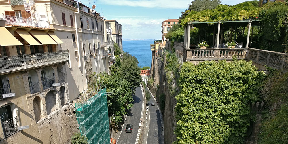 De weg richting Marina Piccola Sorrento richting de kleine haven