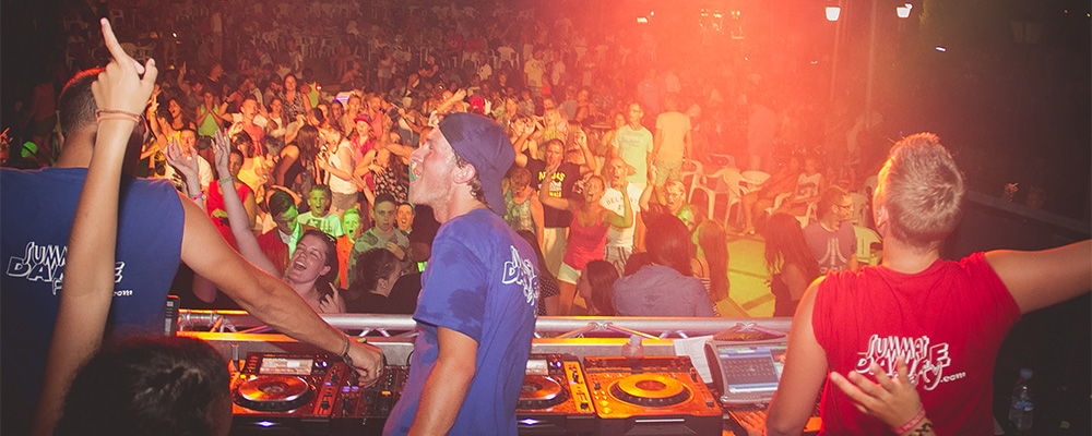 De Summer Dance Party op Camping Castell Montgri, tieners vermaken zich hier prima!