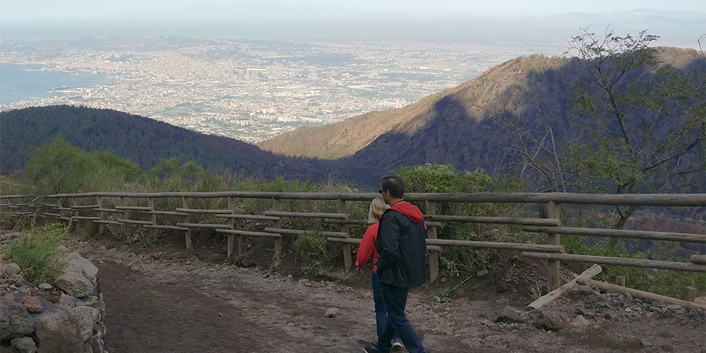 Tocht terug naar beneden, Napels op de achtergrond