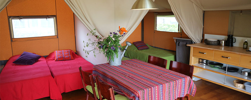 Gezellig ingerichte Lodgeten op camping de Weyde Blick in FrieslandFryslân