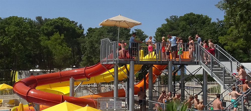 Zwembad met rechtvaardige tienerbadmeester?