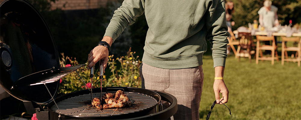 De Barbecue staat al aan Grillen op de camping