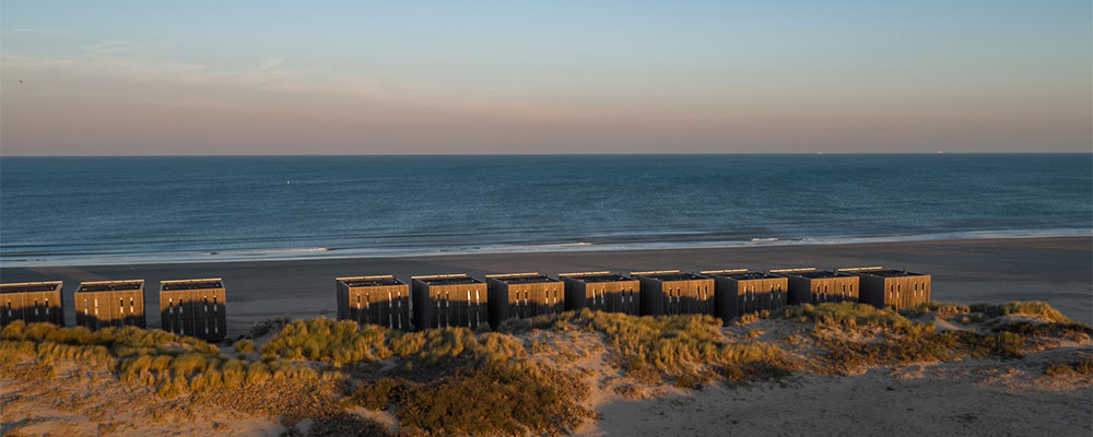 Beach Villas zicht vanaf de duinen op de beach villas aan het strand