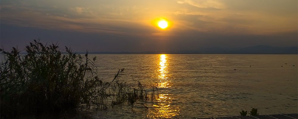 Deze zonsondergang bij het Gardameer in 2023 niet missen?