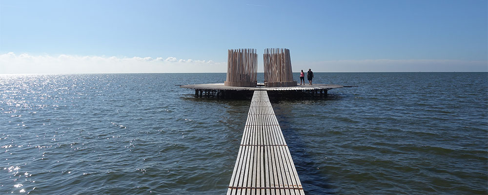 Bezoek kunstwerk de Streken in het water aan de dijk bij Oosterend