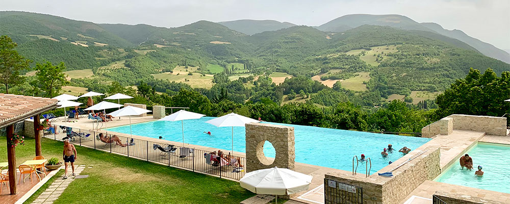 Zwemmen in een zwembad met dit uitzicht doe je op Il Collaccio