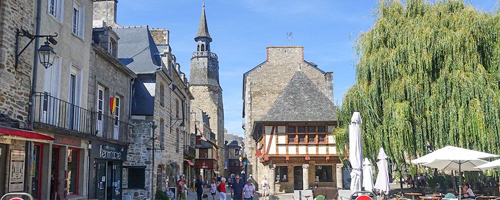 Dinan met haar mooie vakwerkhuizen en kleine charmante straatjes