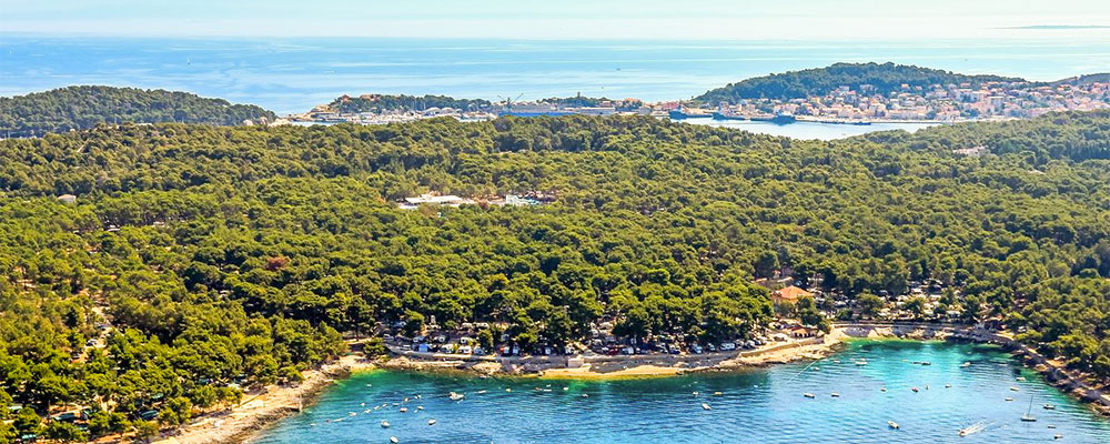Op het prachtige eiland Lošinj in Kroatië ligt de gezellige familiecamping Cikat. Op het prachtige eiland Lošinj in Kroatië ligt de gezellige familiecamping Cikat.