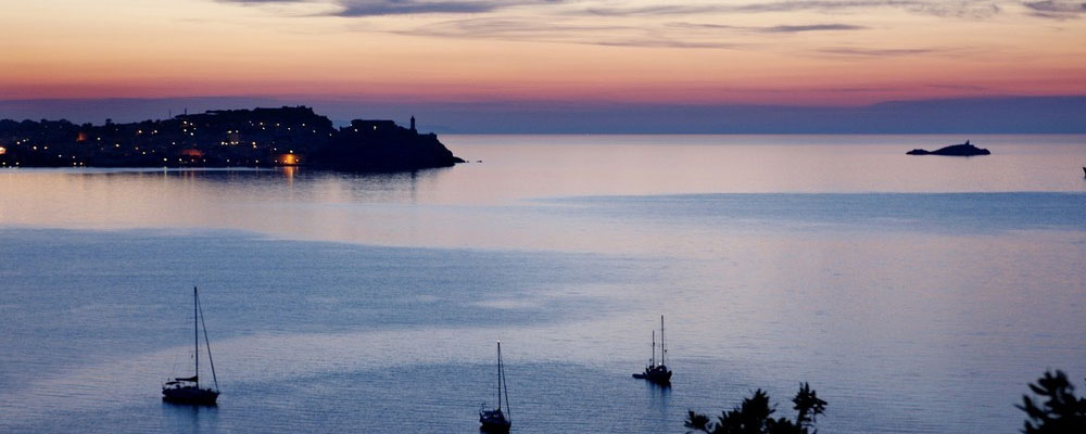 Geniet volop van de zonsondergang op het mooie Italiaanse eiland Elba vanaf de camping Rosselba Le Palme Geniet volop van de zonsondergang op het mooie Italiaanse eiland Elba vanaf de camping Rosselba Le Palme