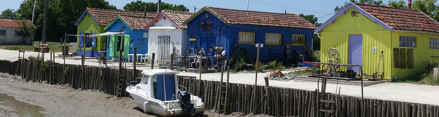 Kleurige Cabanes bij plaatsje Le Château d Oleron op Île d Oleron Kleurige Cabanes bij plaatsje Le Château d Oleron