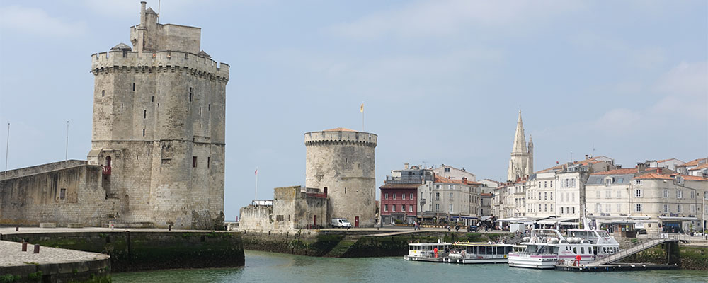 Links de Tour Saint-Nicolas en rechts de Tour de la Chaîne