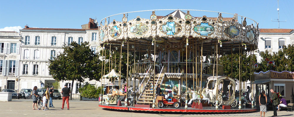 Tegenover de Cathédrale Saint Louis staat op het plein een draaimolen