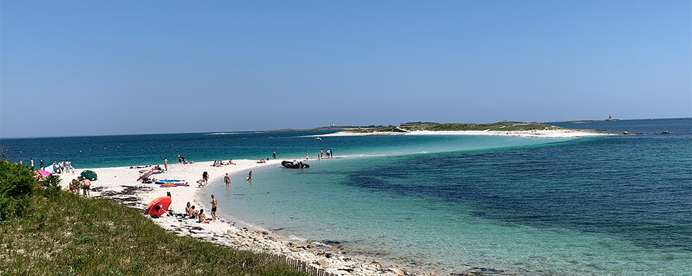 De tropische aandoende baai bij de Glénan Archipel