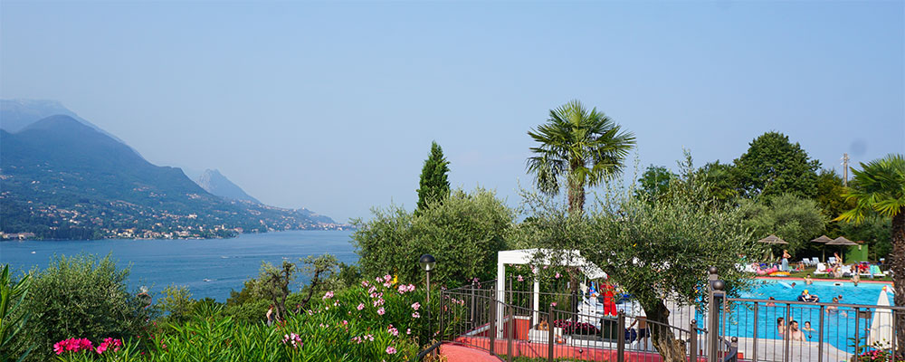 Vanaf camping Weekend een adembenemend uitzicht over het Gardameer