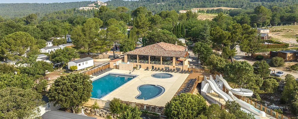 Op camping Les Gorges de Provence vind je een nieuw zwembadcomplex met peuterbadje en apart een leuke waterglijbaan