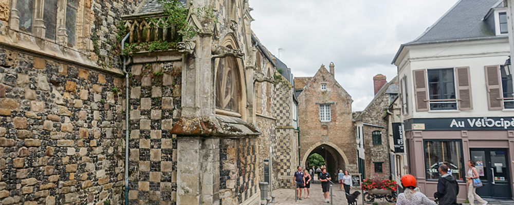 Porte de Nevers met zijn typerende puntgevel Porte de Nevers met zijn typerende puntgevel