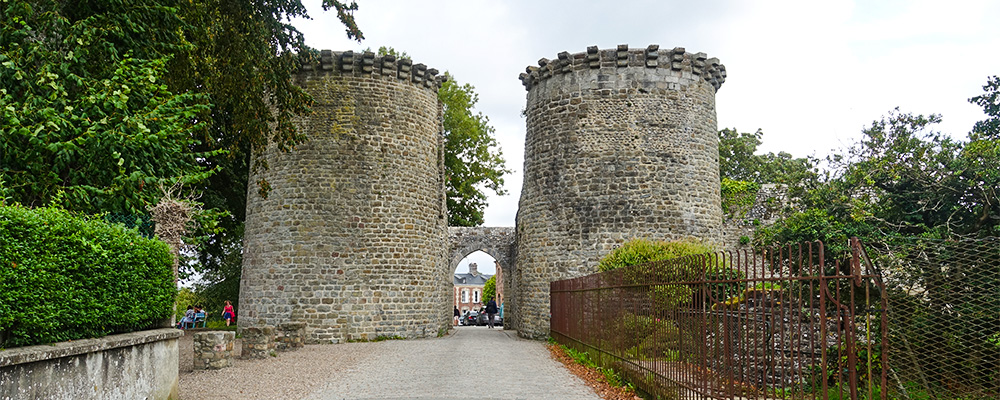 De poort waar Jeanne d’Arc door naar binnen zou zijn gebracht is hoogst waarschijnlijk de Porte Guillaume De poort waar Jeanne d’Arc door naar binnen zou zijn gebracht is hoogst waarschijnlijk de Porte Guillaume