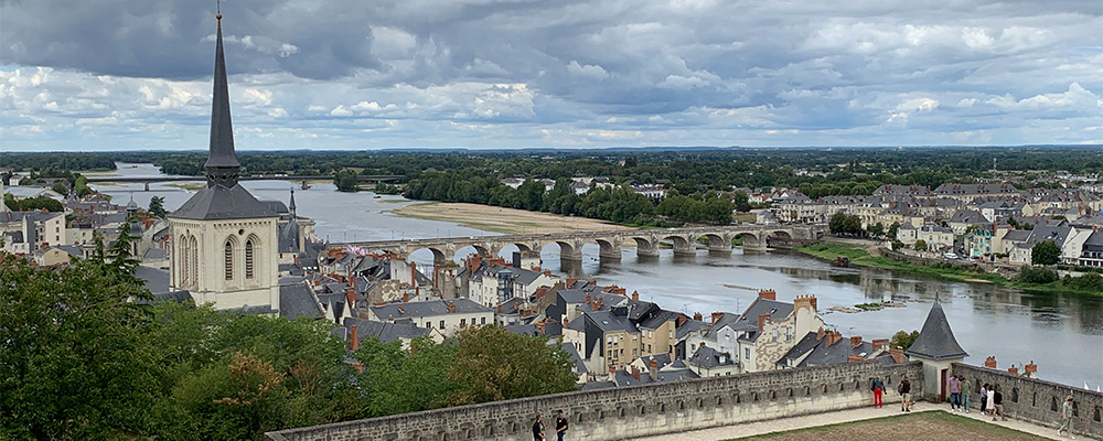 Vanaf het kasteel Saumur heb je een mooi uitzicht over de Loire en Saumur