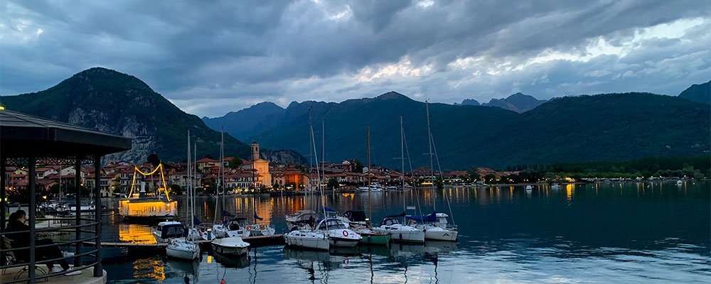 Uitzicht op het verlichte dorpje Feriolo