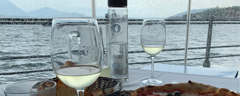 De regen komt met bakken uit de lucht aan het Lago Maggiore