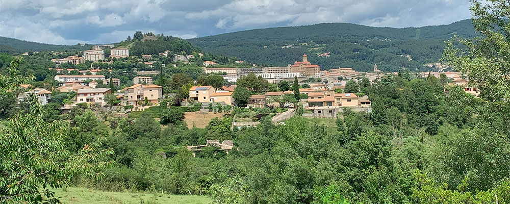 Vanaf Voie Douce de la Payre uitzicht op Privas Vanaf Voie Douce de la Payre uitzicht op Privas