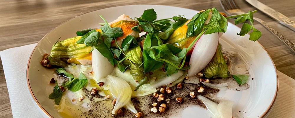 Lunch in de schaduw van de Kathedraal, restaurant Le Petit Peche Lunch in de schaduw van de Kathedraal, restaurant Le Petit Peche