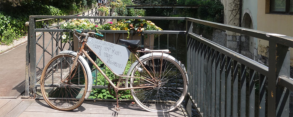 voor een wijntje en een drankje kun je ook terecht in Annecy