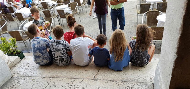 Groot samengesteld gezin op vakantie