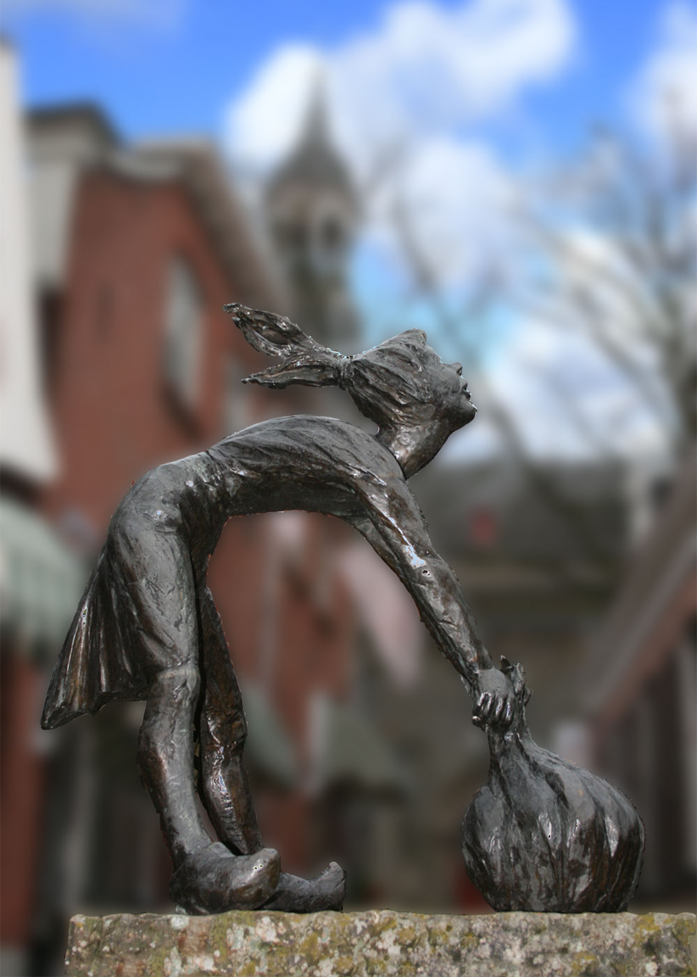 Het ‘siepelmeiske’ een van de vele beelden in Ootmarsum. Het ‘siepelmeiske’ een van de vele beelden in Ootmarsum.