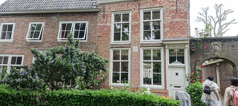 Je wandelt zo een steegje via de Latijnse Schoolstraat in