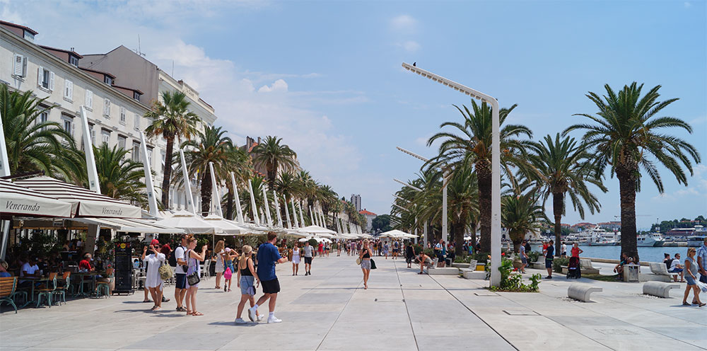 Split heeft een mooie boulevard, Riva slenteren over de boulevard Riva in Split
