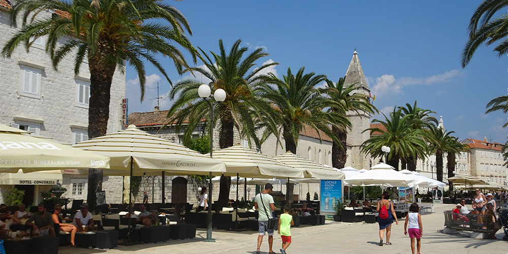 Trogir met een mooie boulevard Trogir met een mooie boulevard