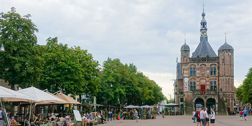 Stadsplein de Brink met het Waaggebouw in Deventer