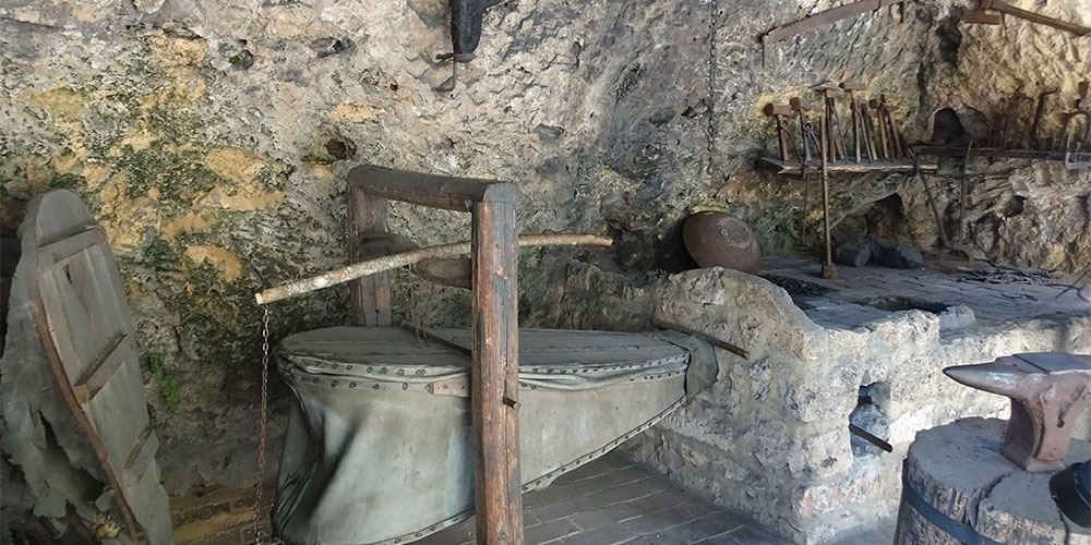 De oude smid in het Etnodorp