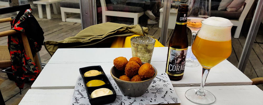 Een drankje en bitterballen na een lange fietstocht