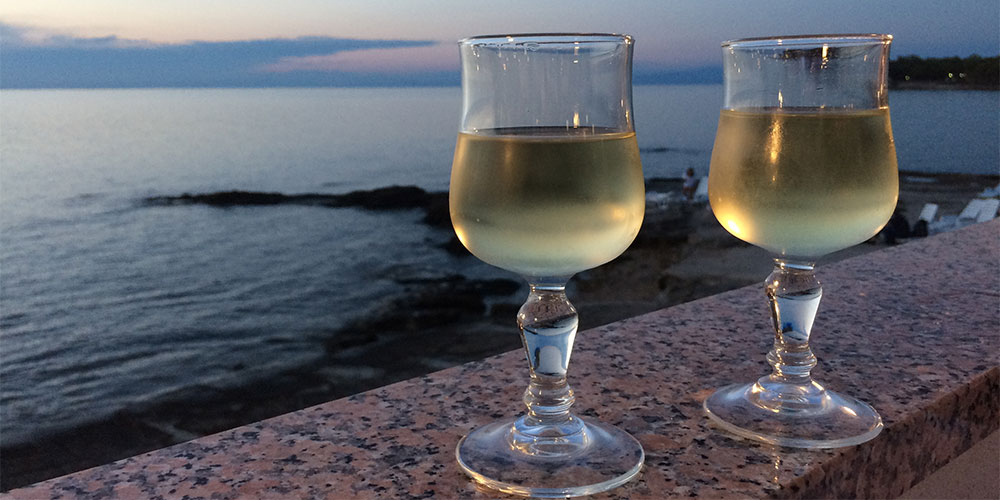 Een glaasje wijn hoort erbij Een glaasje wijn hoort erbij