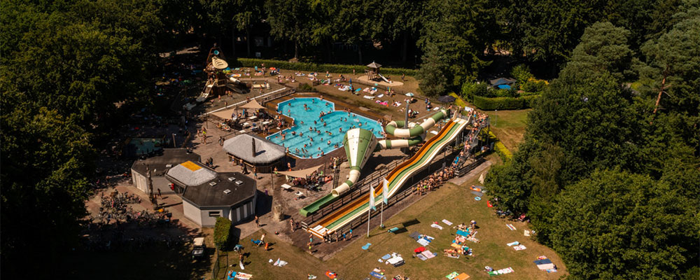 Grote Bos RCN Zicht vanaf boven op het zwembad van het Grote Bos