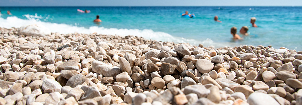 De kiezelstranden van Kroatie op het eiland Rab