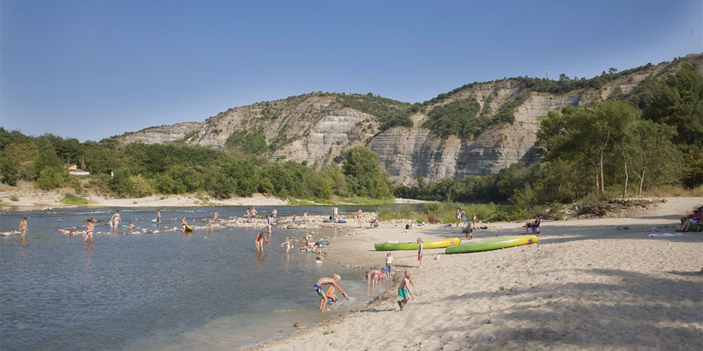 logeren in een lodgetent en afkoelen in de Ardèche logeren in een lodgetent en afkoelen in de Ardèche