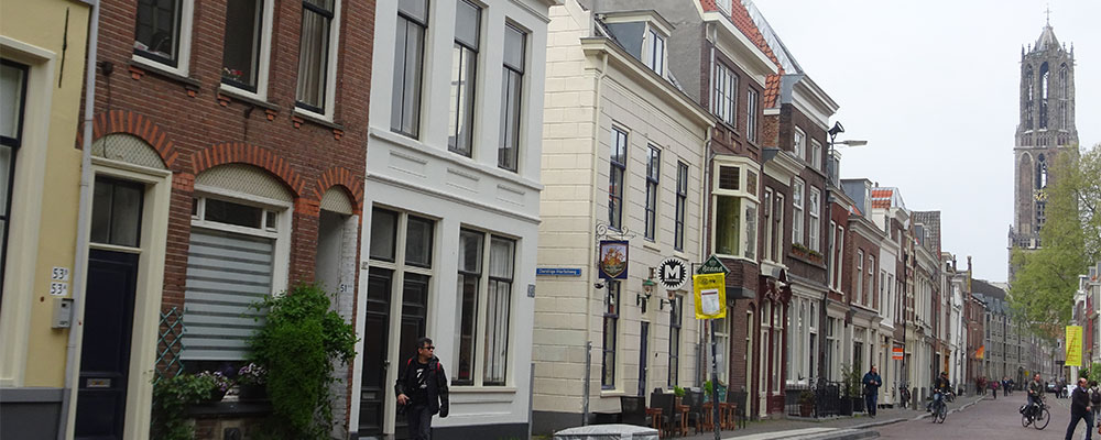 Domzicht vanaf de Lange Nieuwstraat De lange nieuwstraat in Utrecht, met zicht op de dom