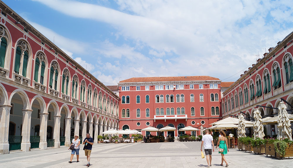 Plein met hotels in Split, richting boulevard Plein met hotels in Split, richting boulevard
