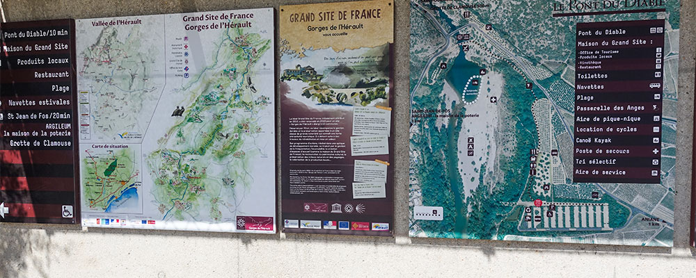 Strand bij Pont du Diable met VVV en restaurant Strand bij Pont du Diable met VVV en restaurant