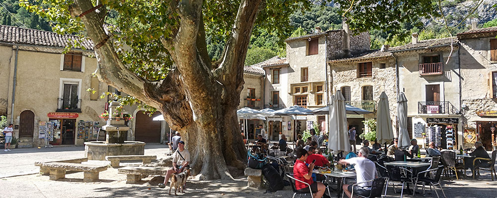 centraal ligt het charmante plein Place de Liberté centraal ligt het charmante plein Place de Liberté