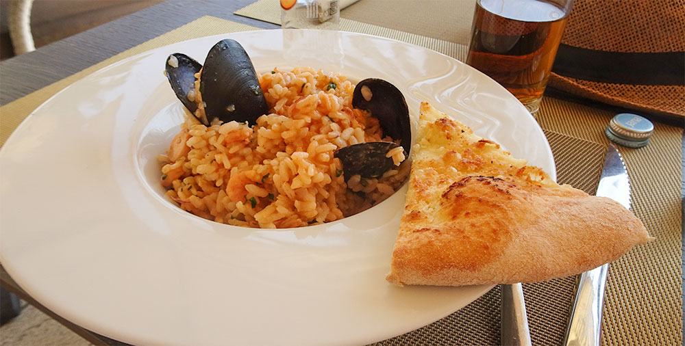 Risotto met mosselen en garnalen op terrasje in Trogir Risotto met mosselen en garnalen