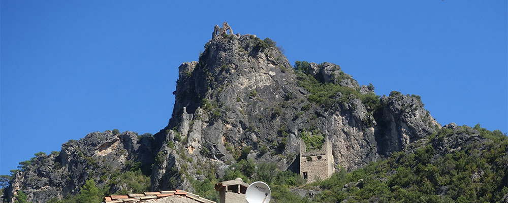 het Kasteel van Verdun (nu enkel nog een ruïne) ten noorden van Guilhem-le-Désert het Kasteel van Verdun (nu enkel nog een ruïne) ten noorden van Guilhem-le-Désert