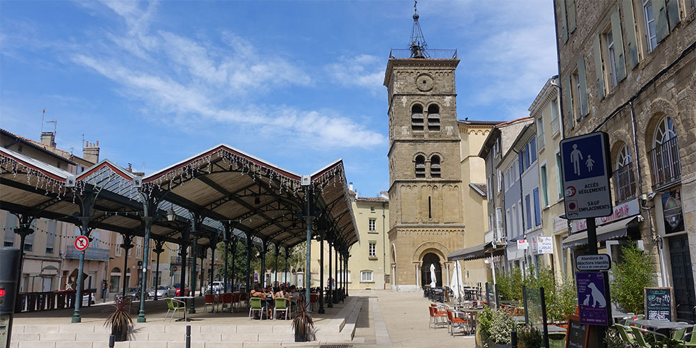 De hallen bij de St. Jean Kerk Baptiste in Valence De hallen bij de St. Jean Kerk Baptiste in Valence