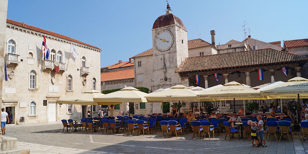 Stadhuis en klokkentoren tegenover St. Laurentius Kathedraal in Trogir Stadhuis en klokkentoren tegenover St. Laurentius Kathedraal