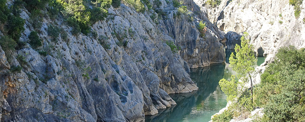 De steile rotswanden bij de Duivelsbrug De steile rotswanden bij de Duivelsbrug